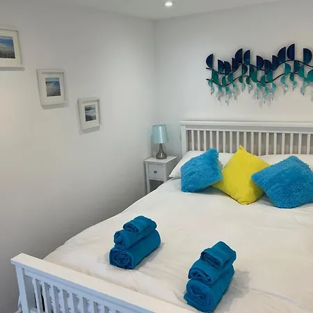 Island View - 3 Bedroom Holiday Cottage - 40M To Porthgwidden Beach - Sleeps 7 - Inc Free Parking St Ives  Exterior photo
