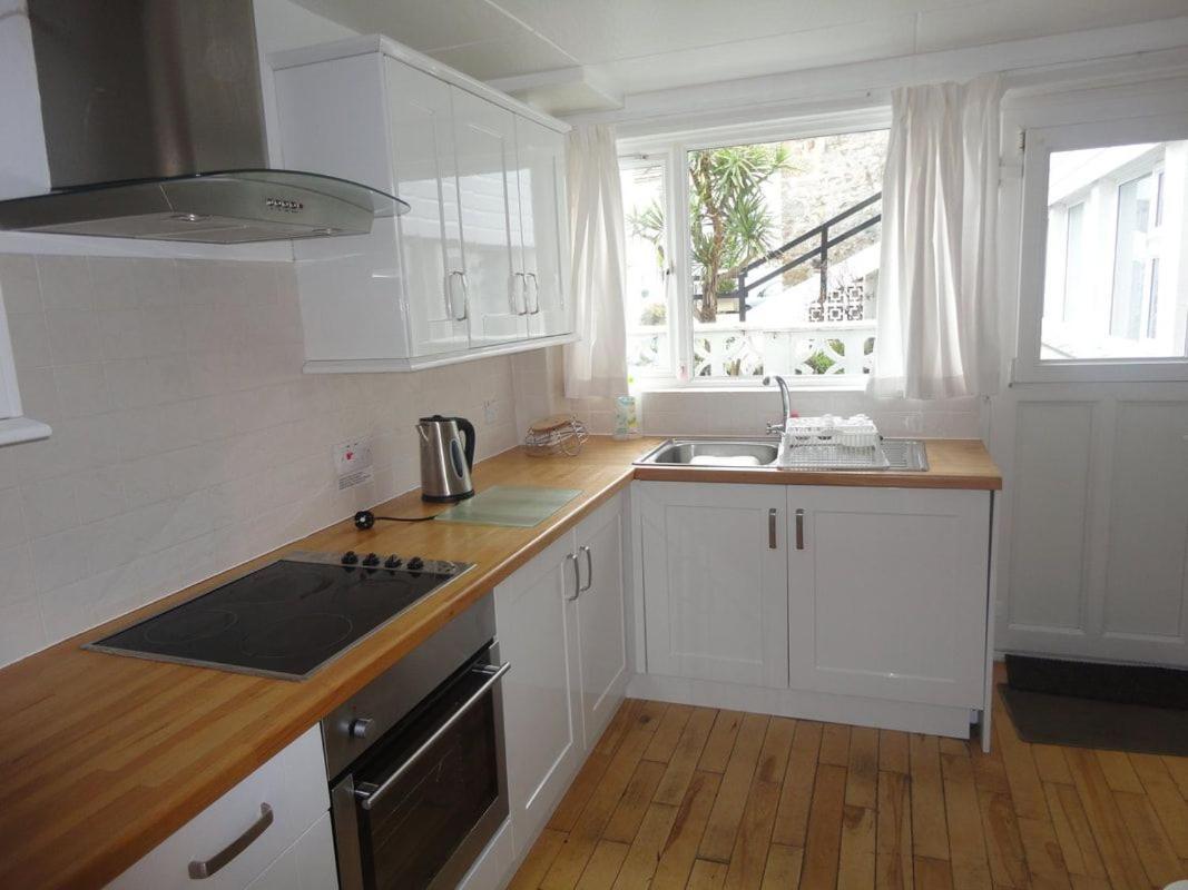 Island View - 3 Bedroom - 40m To Porthgwidden - Sleeps 7 - Inc Free Parking Holiday home *