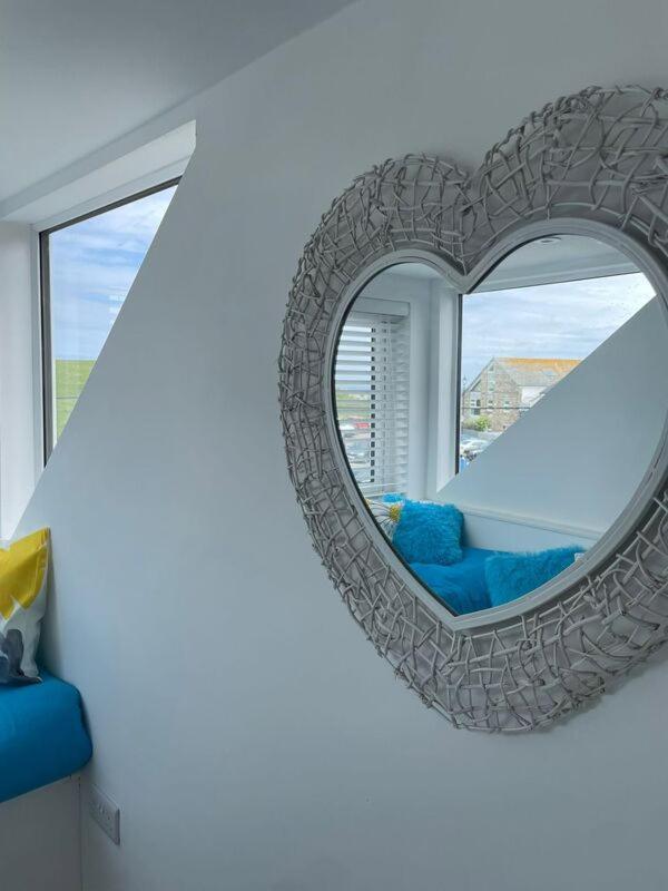 Island View - 3 Bedroom - 40m To Porthgwidden - Sleeps 7 - Inc Free Parking Holiday home *